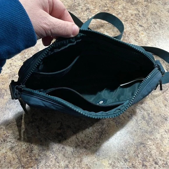 Lululemon Multi-Pocket Crossbody Bag 2.5L - Teal - Picture 10 of 12